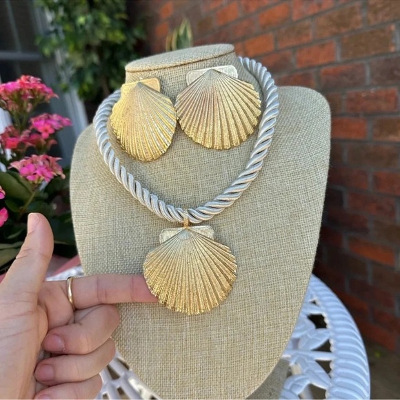 Anthropologie Seashell Gold Cream Rope Chain Earrings Necklace Set - Picture 9 of 12